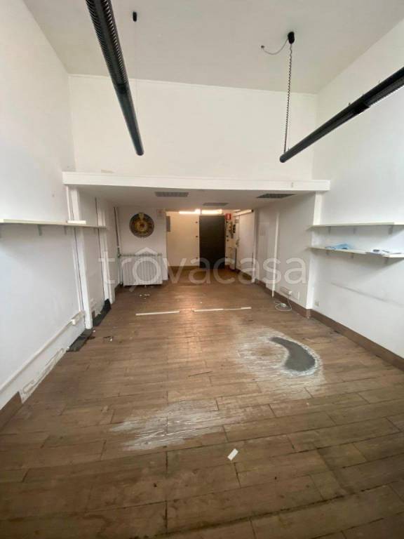 negozio in vendita a Milano in zona Baggio