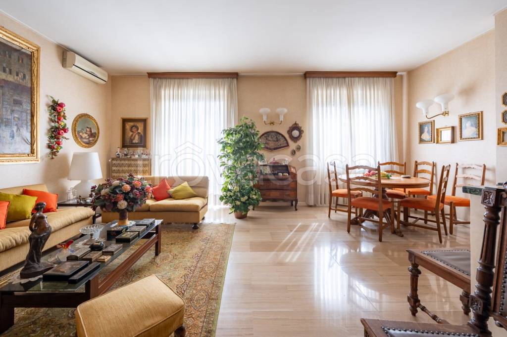 appartamento in vendita a Milano in zona Loreto
