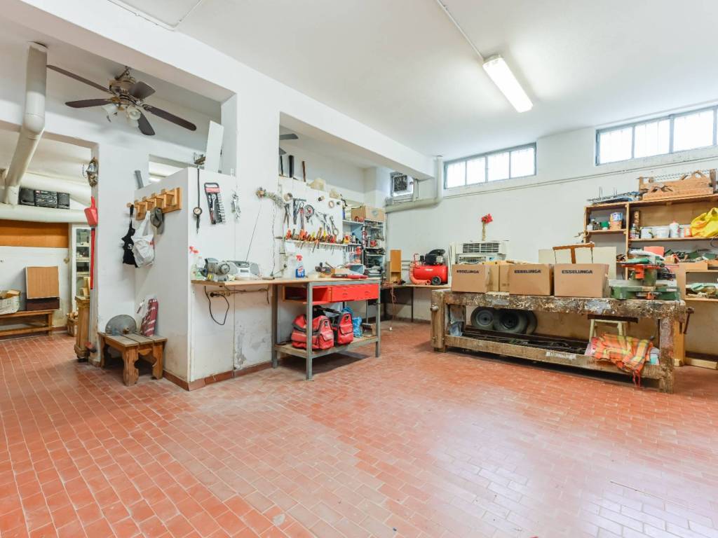 locale commerciale in vendita a Milano in zona Porta Vittoria