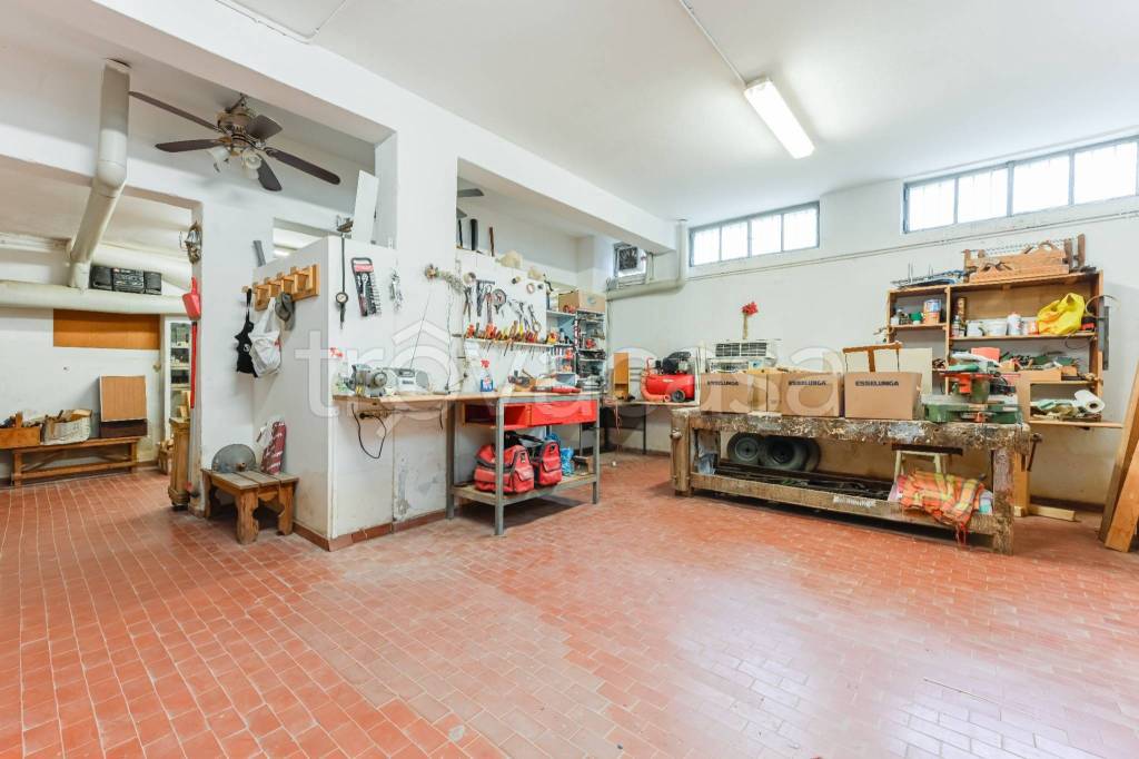 locale commerciale in vendita a Milano in zona Porta Vittoria