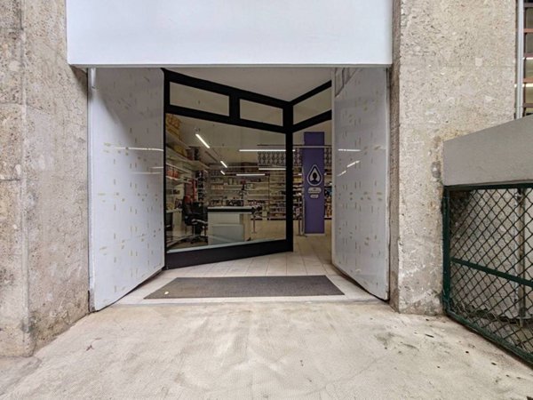 negozio in vendita a Milano in zona Guastalla