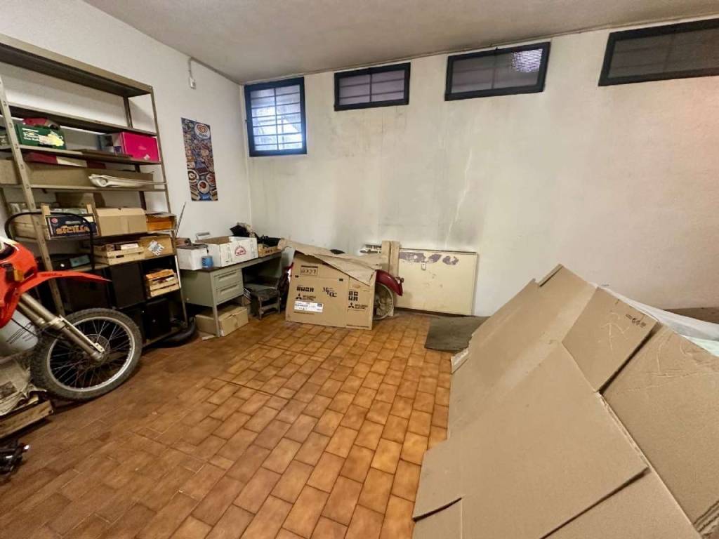 negozio in vendita a Milano in zona Famagosta