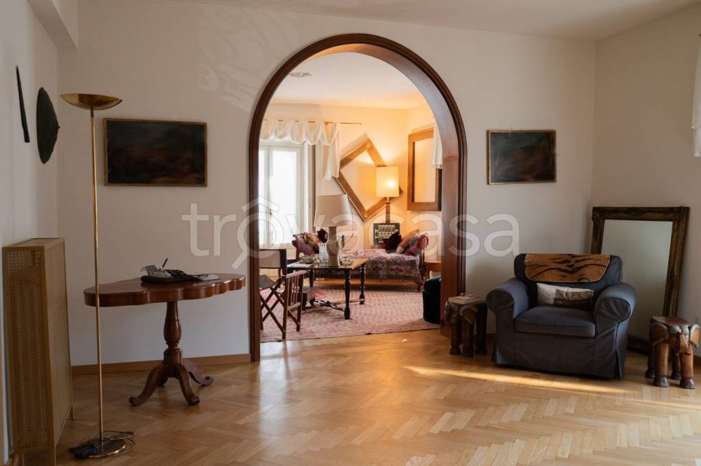 appartamento in vendita a Milano in zona Cadorna