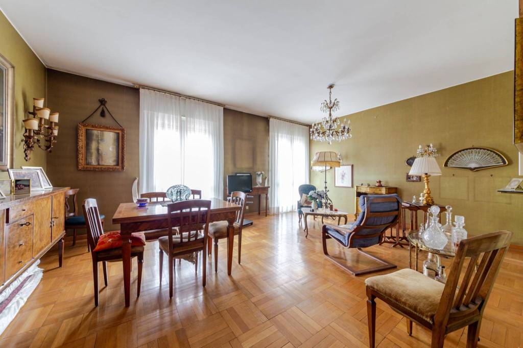 appartamento in vendita a Milano in zona Corsica