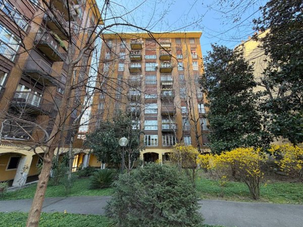 appartamento in vendita a Milano in zona Lorenteggio