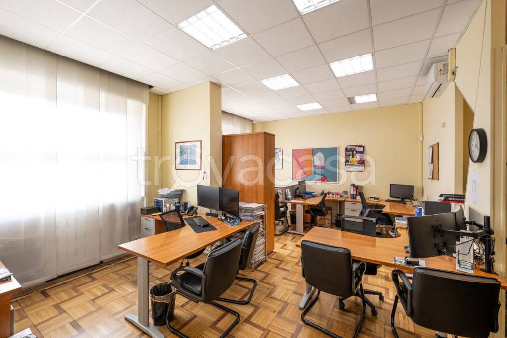 ufficio in vendita a Milano in zona Stazione Centrale