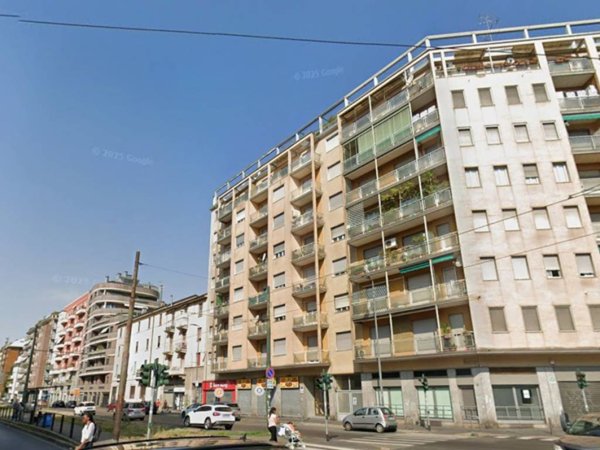 locale commerciale in vendita a Milano in zona Barona