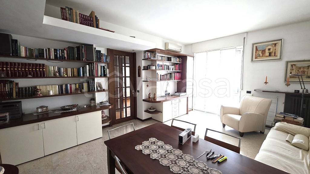 appartamento in vendita a Milano in zona Lorenteggio