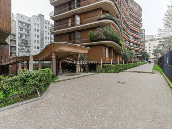 negozio in vendita a Milano in zona Guastalla