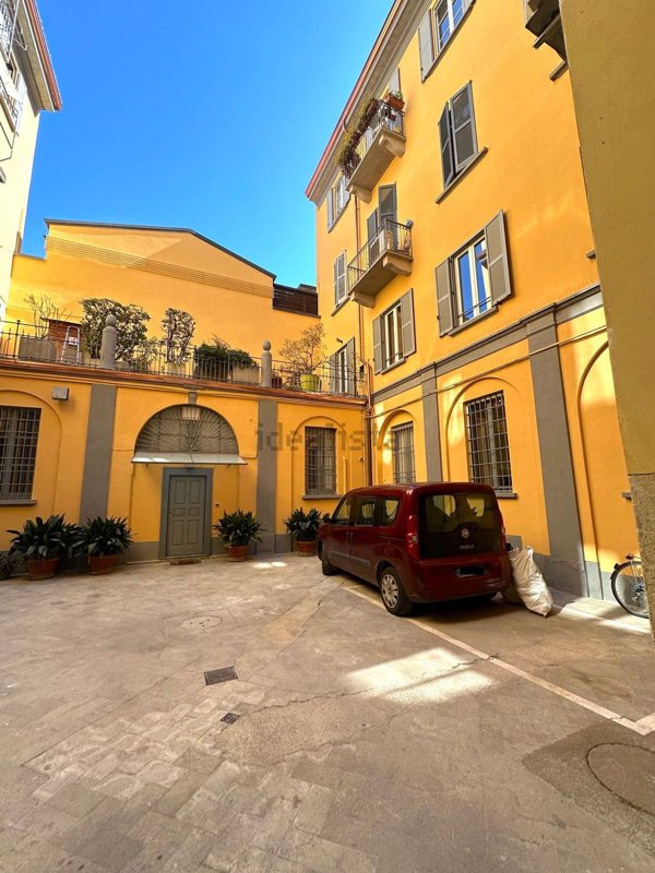 ufficio in vendita a Milano in zona Guastalla