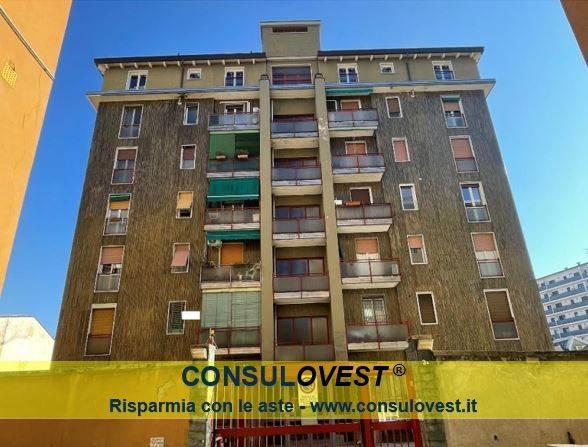 locale commerciale in vendita a Milano in zona Barona