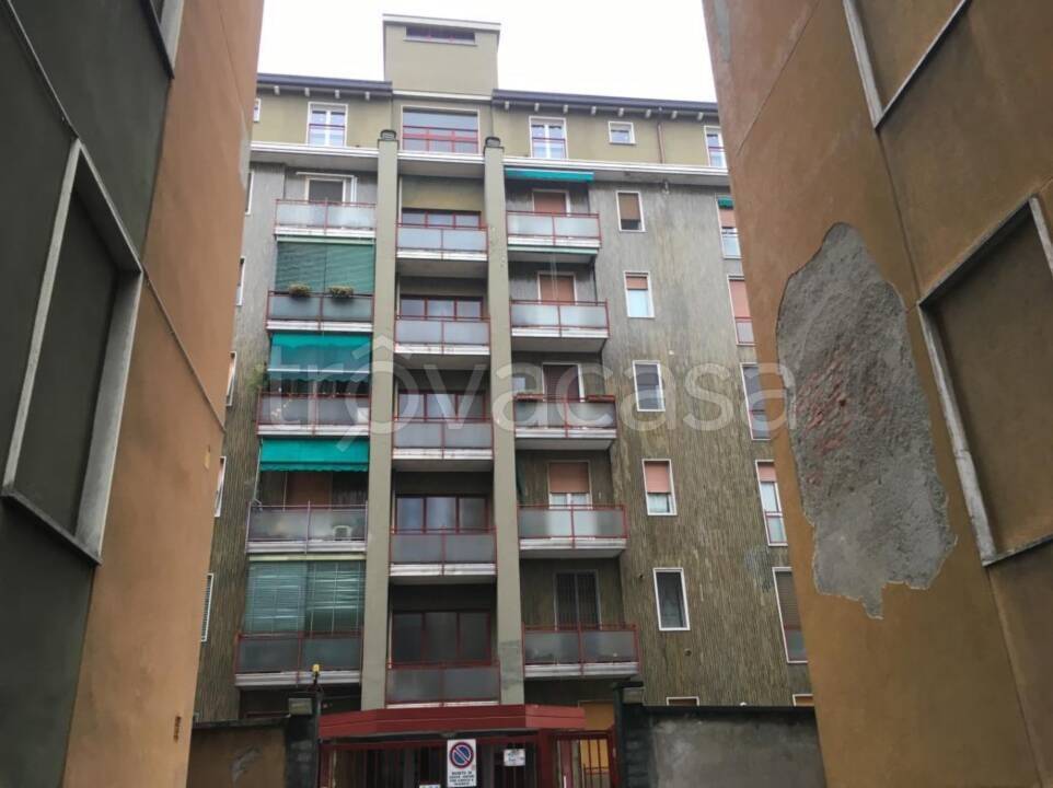 locale commerciale in vendita a Milano in zona Barona