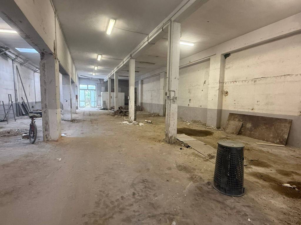 locale commerciale in vendita a Milano in zona Affori