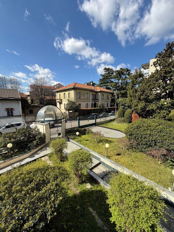 appartamento in vendita a Milano in zona Baggio