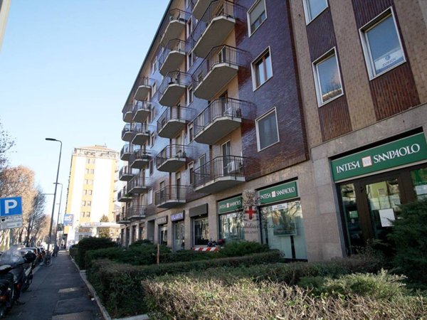 negozio in vendita a Milano in zona Barona