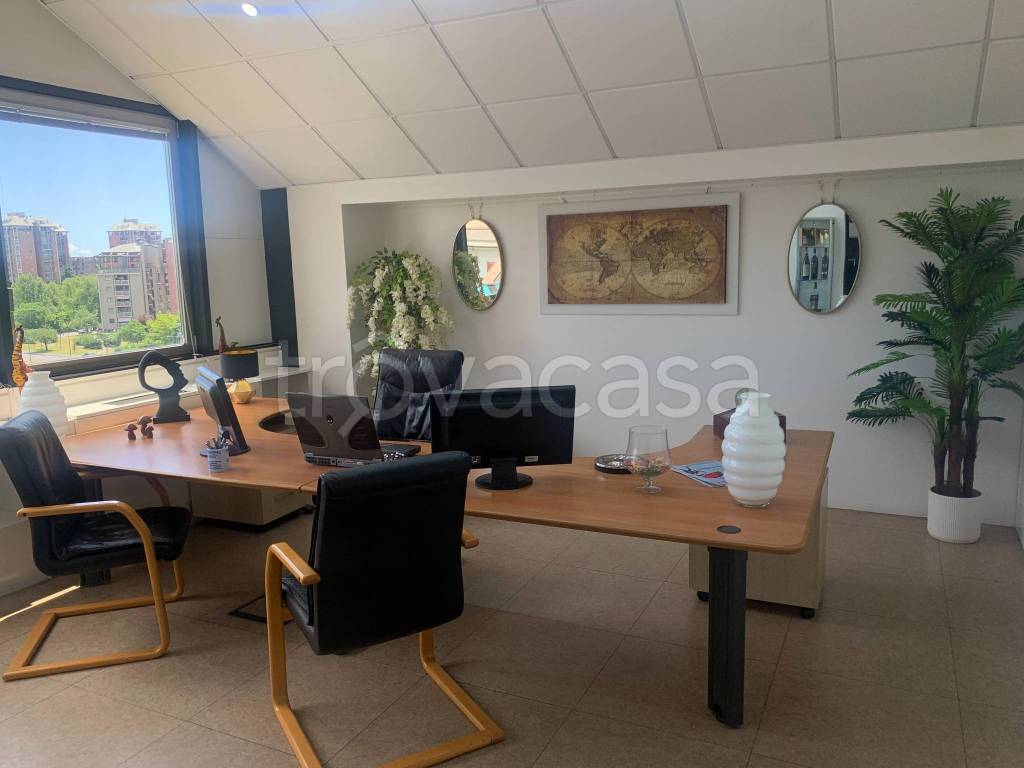 ufficio in vendita a Milano in zona Gallaratese