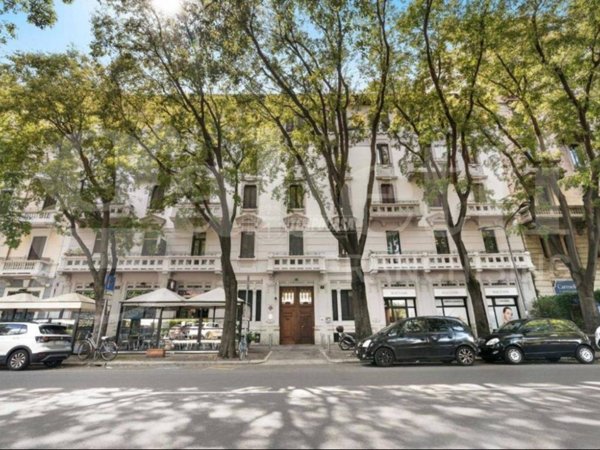 negozio in vendita a Milano in zona Porta Romana