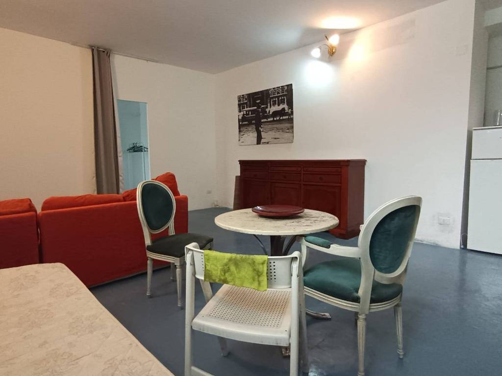 locale commerciale in vendita a Milano in zona Baggio