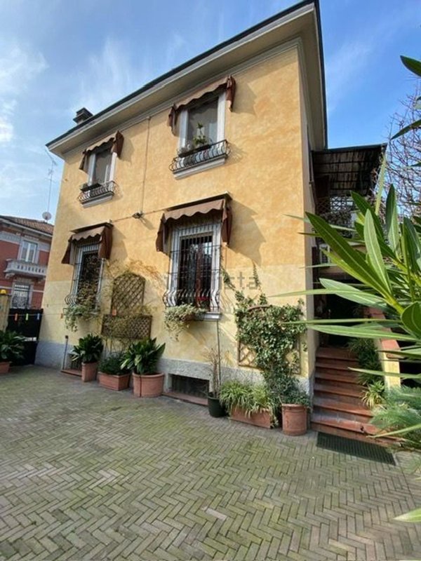 casa indipendente in vendita a Milano in zona Crescenzago