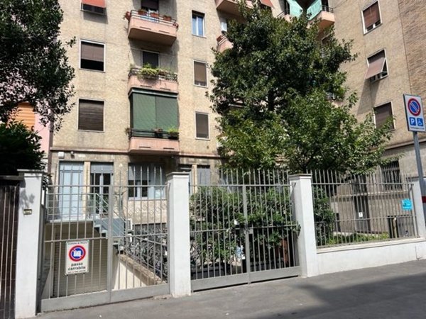 locale commerciale in vendita a Milano in zona Cascina dei Pomi