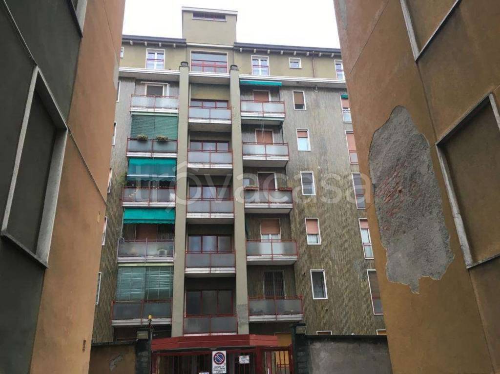 locale commerciale in vendita a Milano in zona Barona