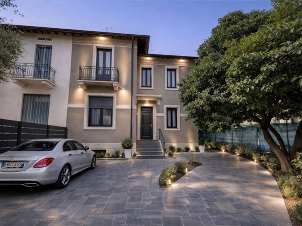 casa indipendente in vendita a Milano in zona Isola