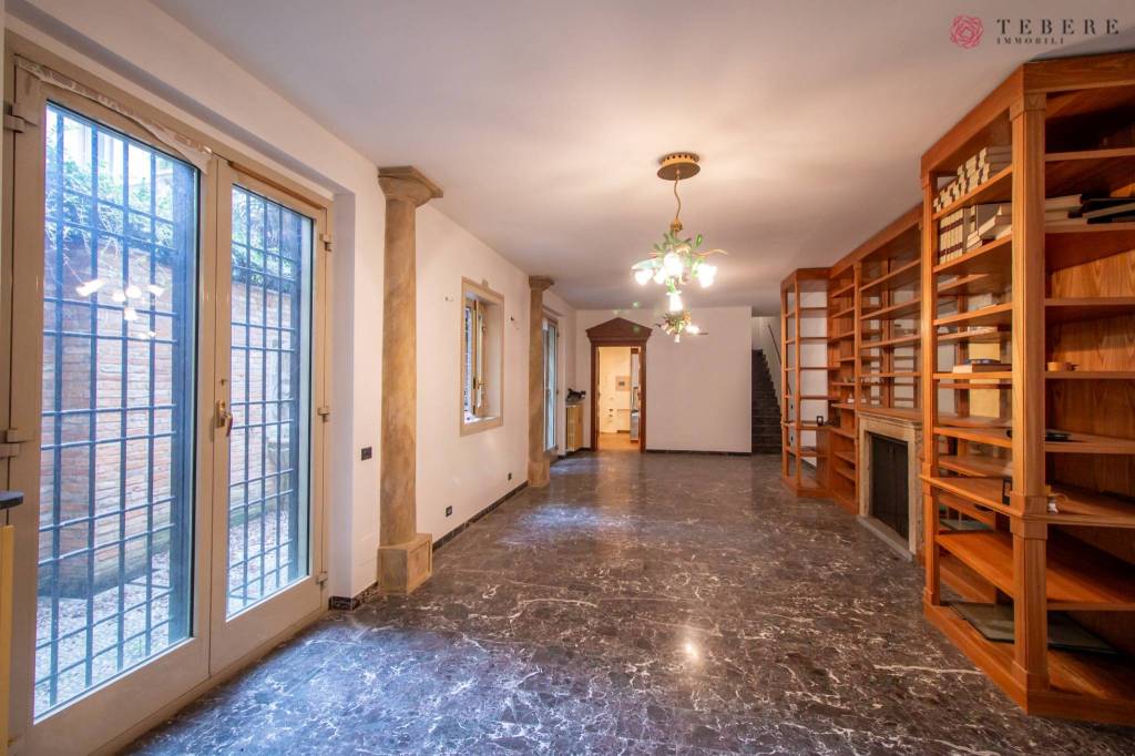 appartamento in vendita a Milano in zona Sant'Ambrogio