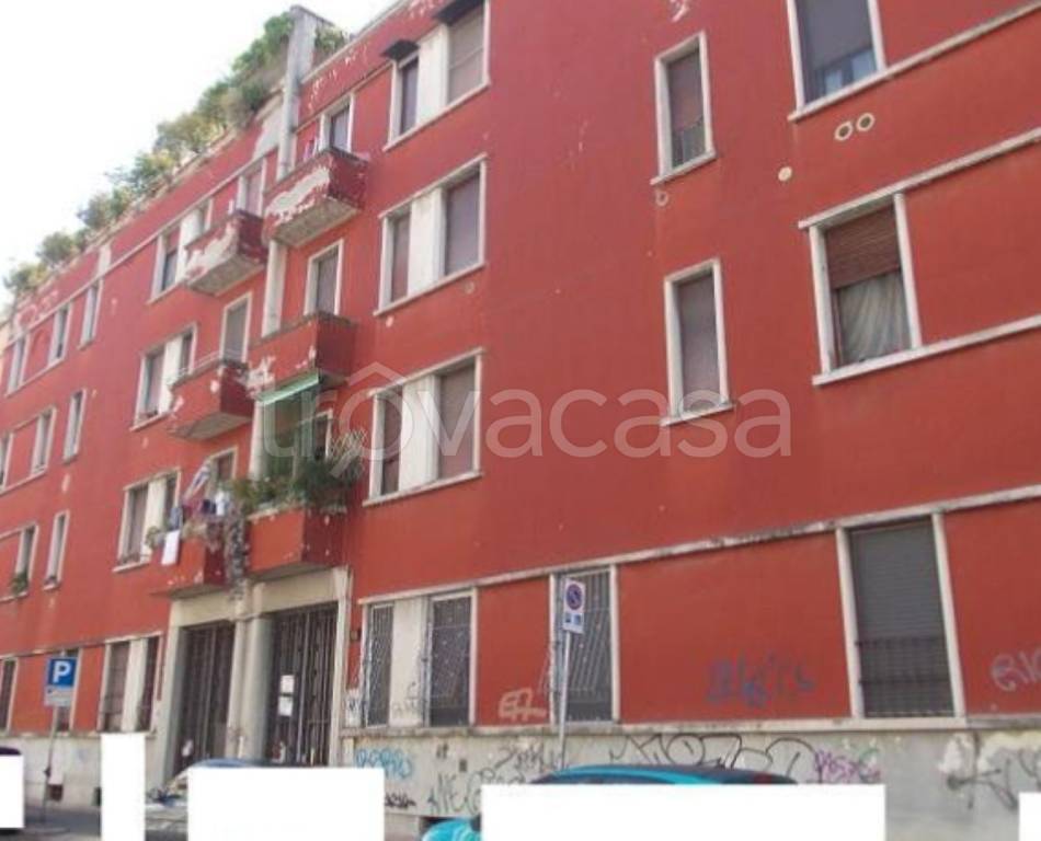 negozio in vendita a Milano in zona Famagosta