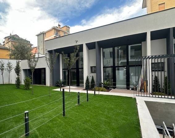 casa indipendente in vendita a Milano in zona Segnano