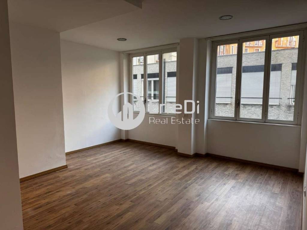 ufficio in vendita a Milano in zona Piazzale Lodi