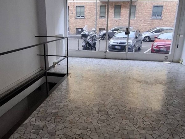 negozio in vendita a Milano in zona Rogoredo