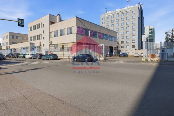 ufficio in vendita a Milano in zona Lorenteggio