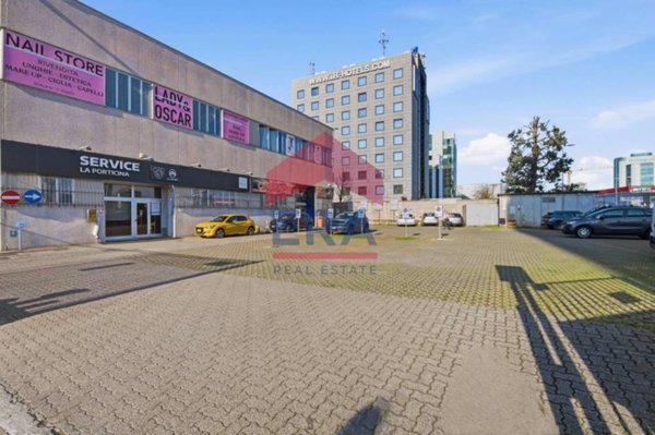 ufficio in vendita a Milano in zona Lorenteggio