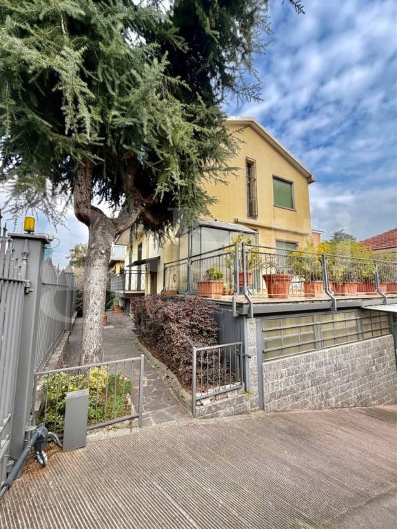 casa indipendente in vendita a Milano in zona Precotto