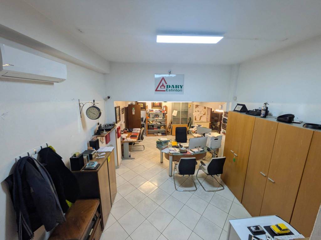 locale commerciale in vendita a Milano in zona Comasina