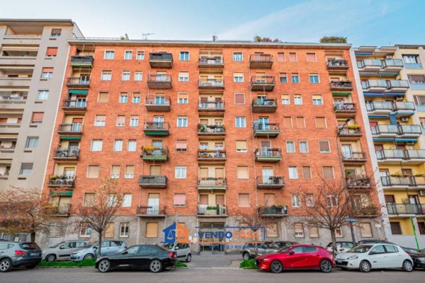 appartamento in vendita a Milano in zona Bullona