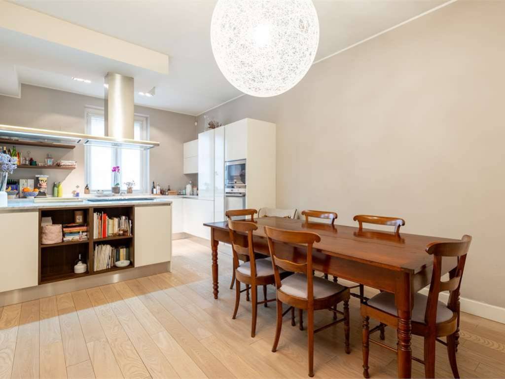 appartamento in vendita a Milano in zona Porta Nuova