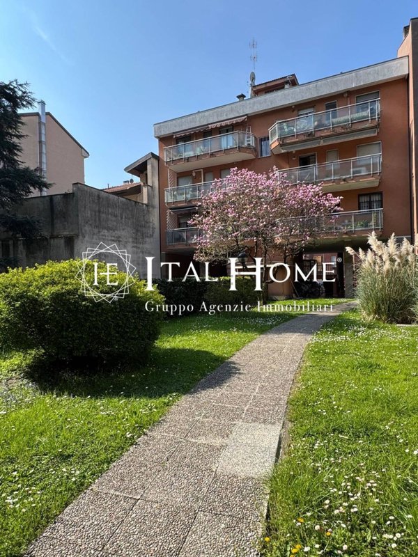 appartamento in vendita a Milano in zona Lorenteggio
