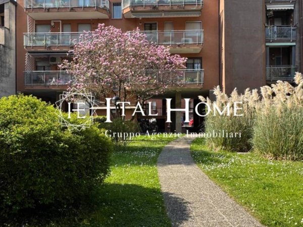 appartamento in vendita a Milano in zona Lorenteggio