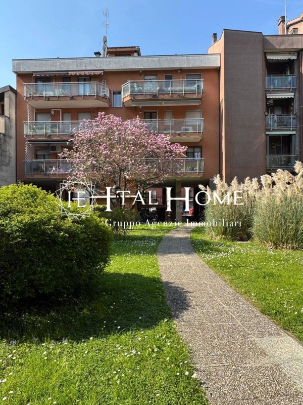 appartamento in vendita a Milano in zona Lorenteggio