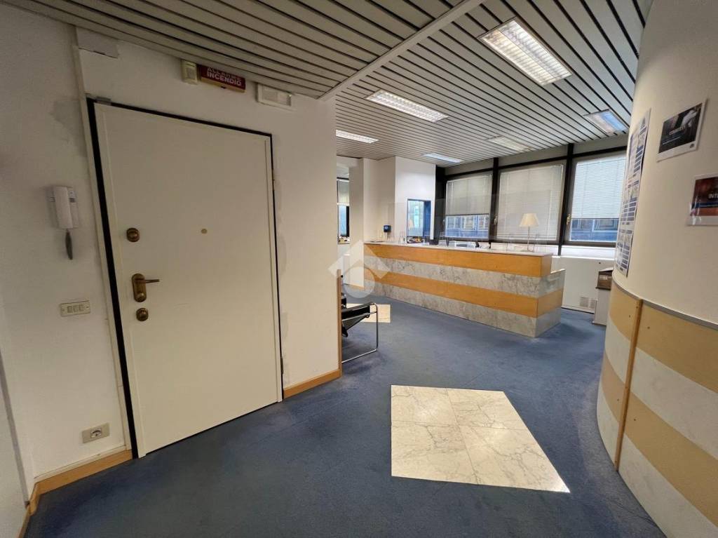 ufficio in vendita a Milano in zona Gallaratese