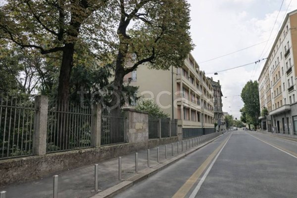 ufficio in vendita a Milano in zona Guastalla