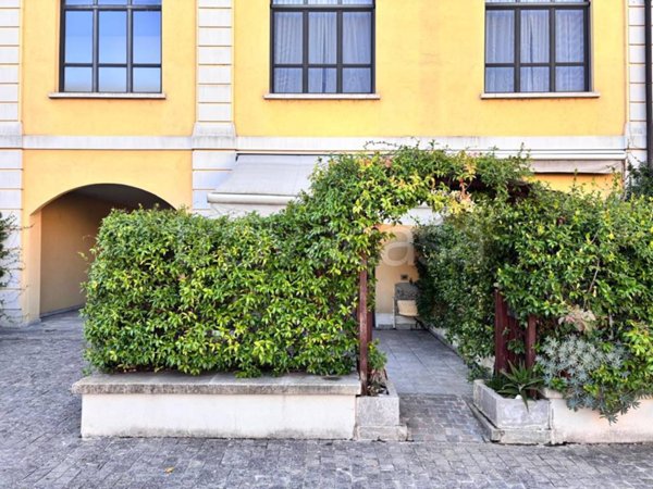 appartamento in vendita a Milano in zona Famagosta