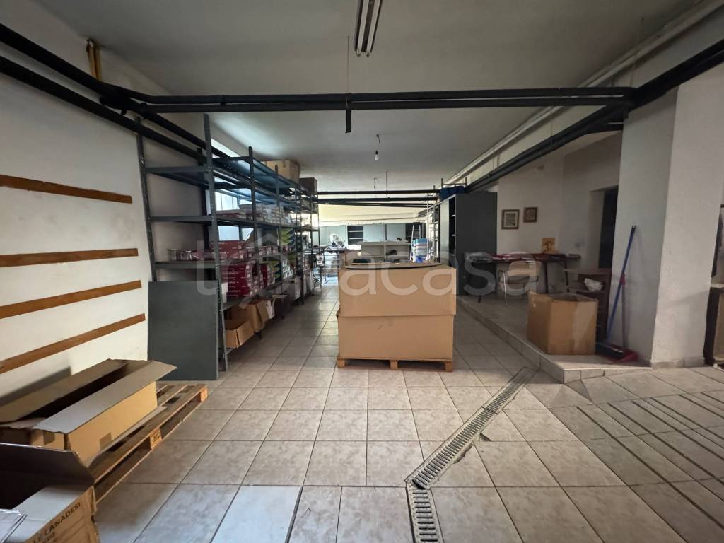 negozio in vendita a Milano in zona Vigentino