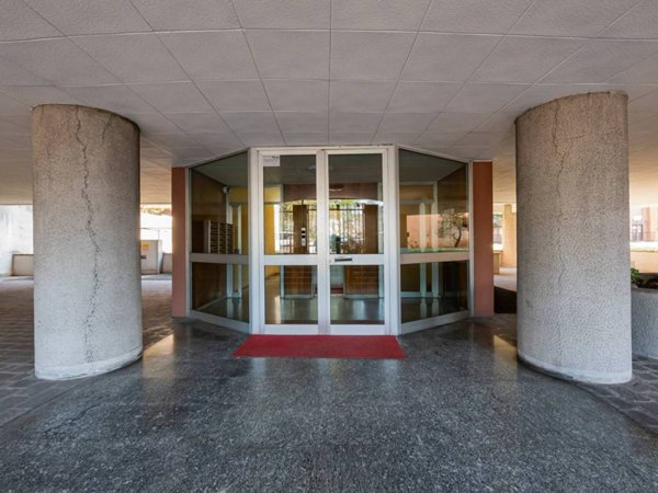 locale commerciale in vendita a Milano in zona Lambrate