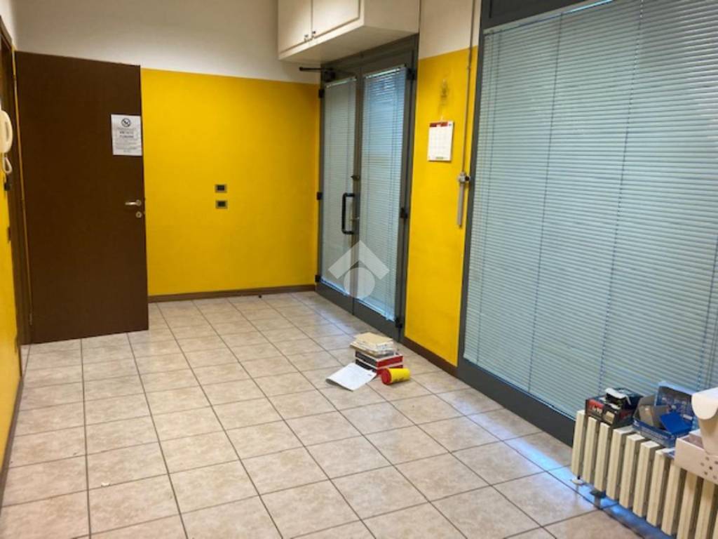 negozio in vendita a Milano in zona Baggio