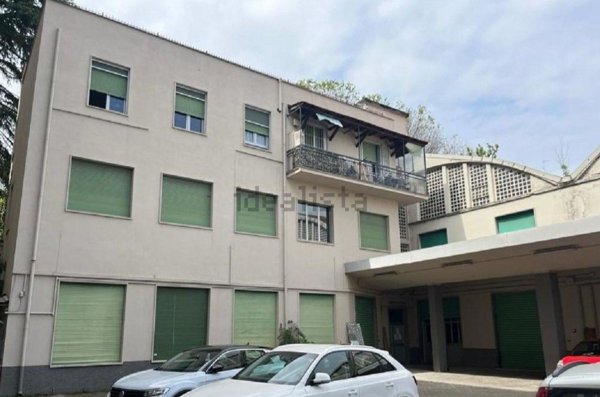 capannone in vendita a Milano in zona Corvetto