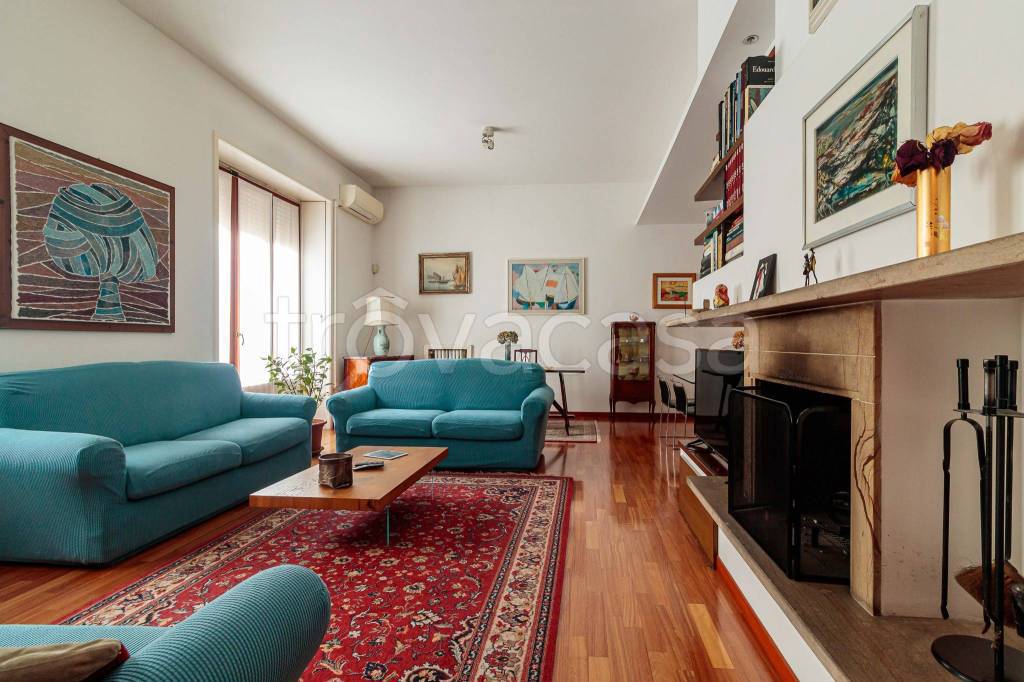 appartamento in vendita a Milano in zona Cadorna