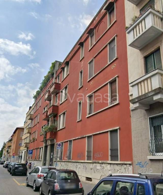 negozio in vendita a Milano in zona Famagosta