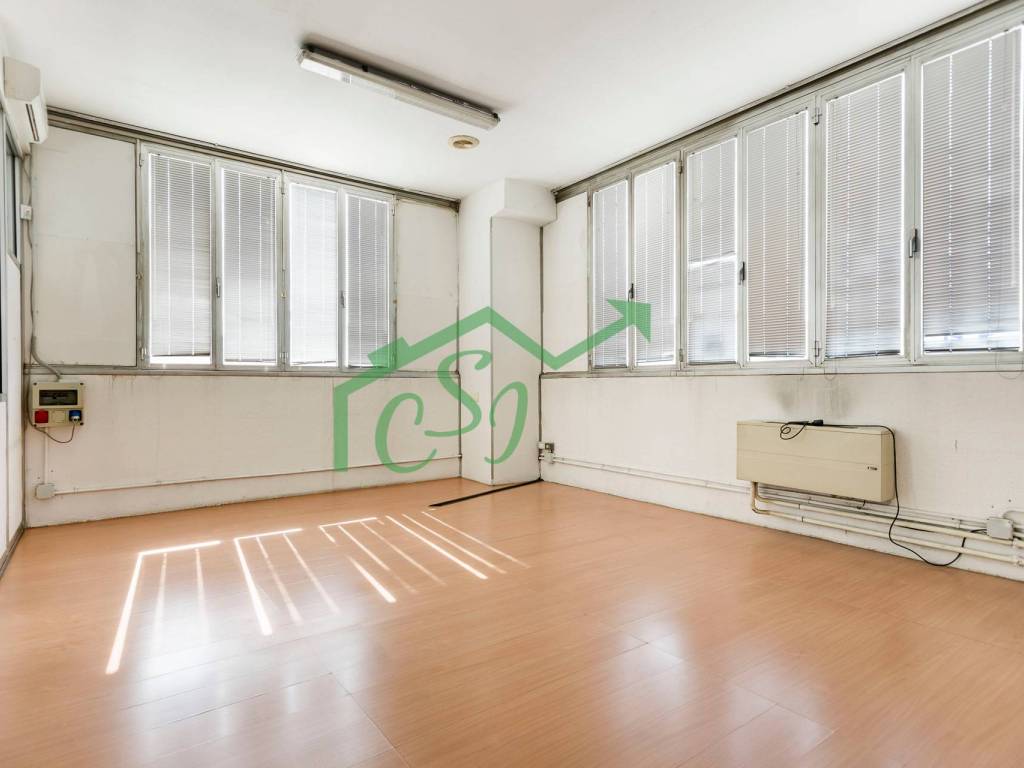 negozio in vendita a Milano in zona Baggio